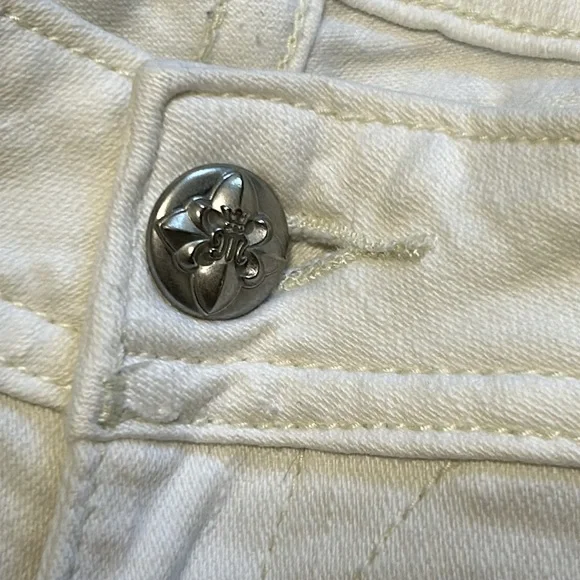 Woman’s Miss Me white distressed, signature capris - size 30 - Picture 9 of 16